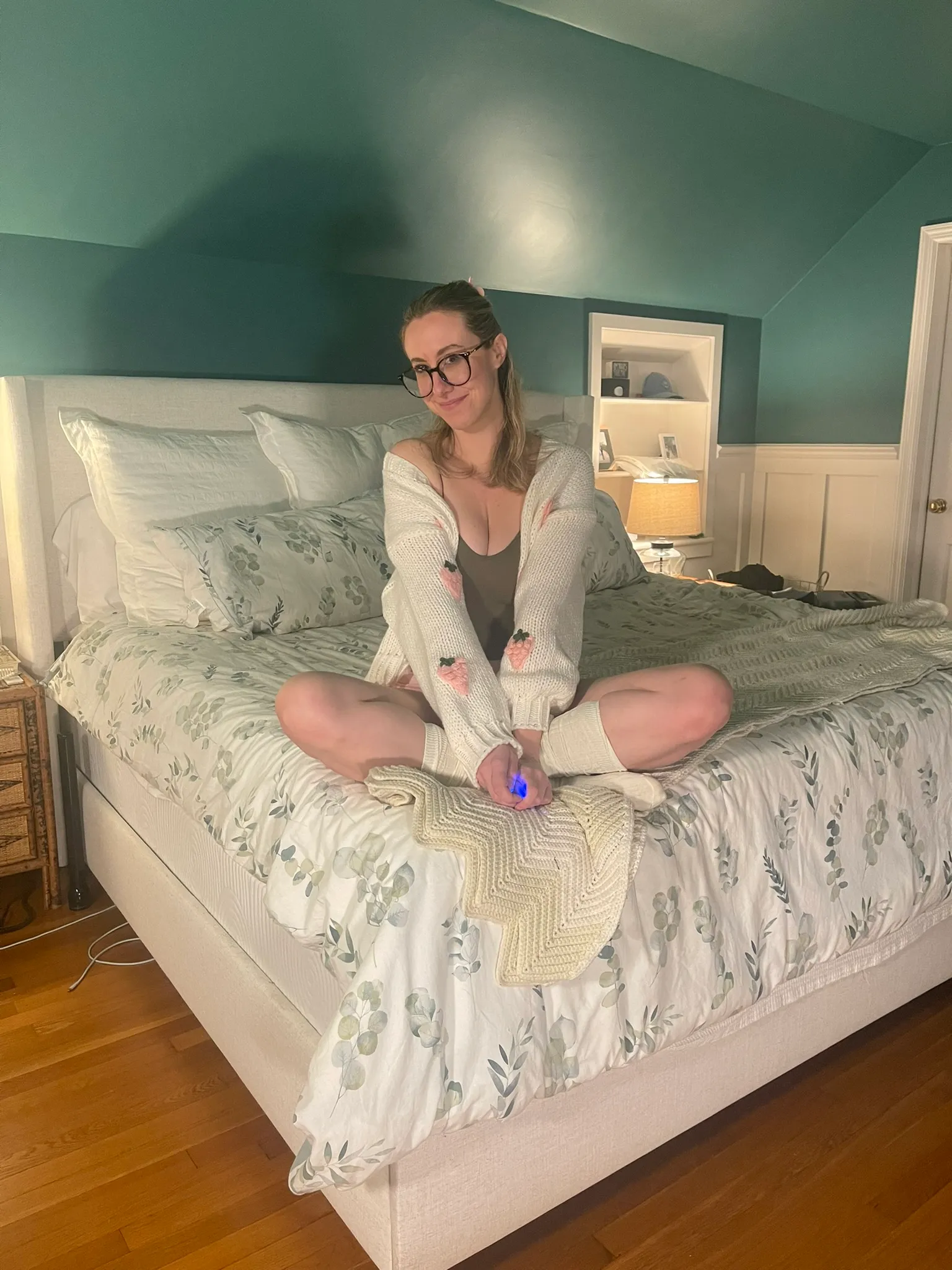 Melinda Godel, Strawberry Cardigan Sit