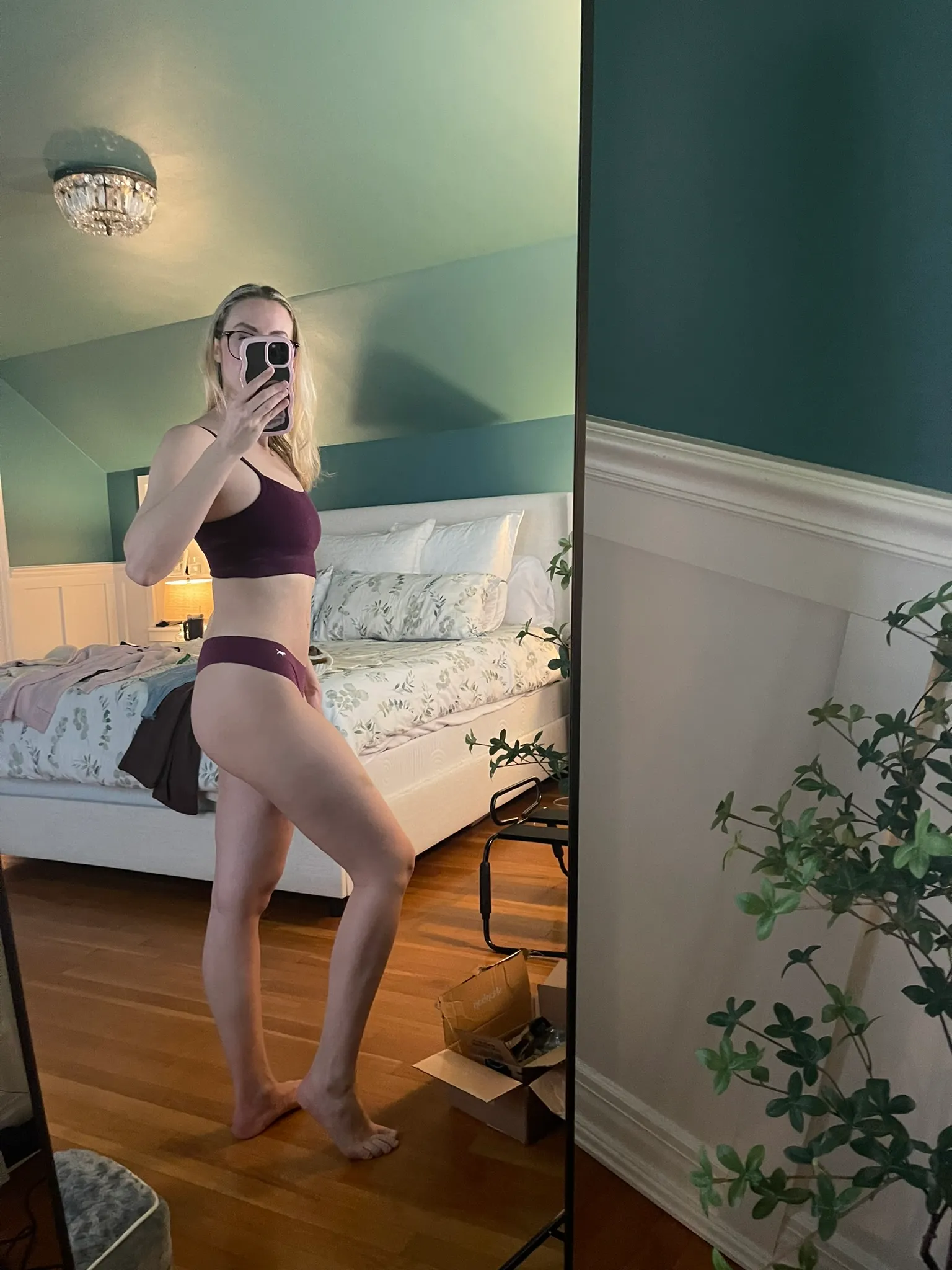 Melinda Godel, Maroon Set, One Knee